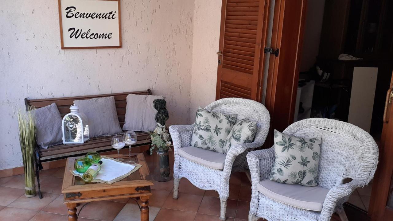 La Tartaruga Spiaggiata - Bilocale Centrale A Pochi Metri Dalla Spiaggia Castelsardo Bagian luar foto