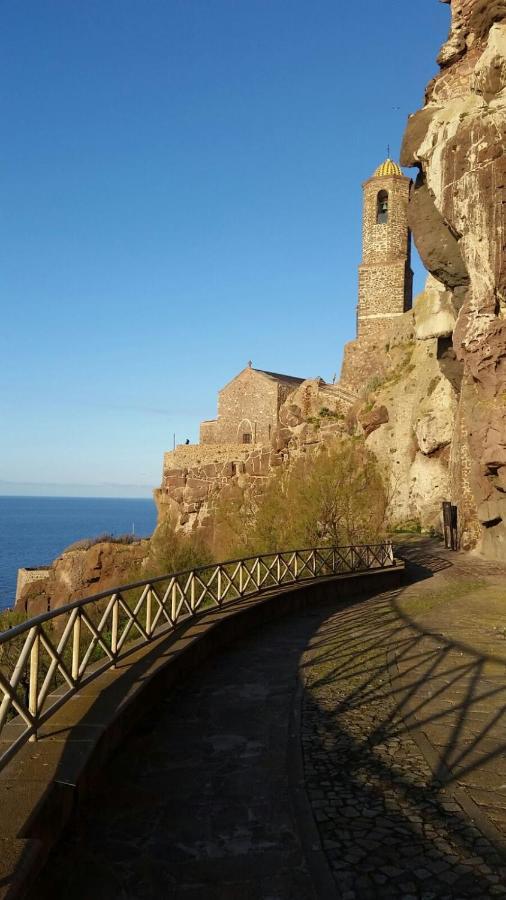 La Tartaruga Spiaggiata - Bilocale Centrale A Pochi Metri Dalla Spiaggia Castelsardo Bagian luar foto